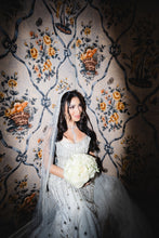 C2023-B2277 - Vestido de novia estilo tubo con pedrería brillante y sobrefalda de cola desmontable