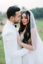 C2023-B2277 - Vestido de novia estilo tubo con pedrería brillante y sobrefalda de cola desmontable