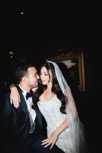 C2023-B2277 - Vestido de novia estilo tubo con pedrería brillante y sobrefalda de cola desmontable
