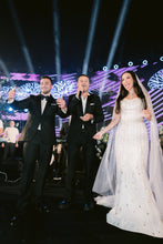 C2023-B2277 - Vestido de novia estilo tubo con pedrería brillante y sobrefalda de cola desmontable