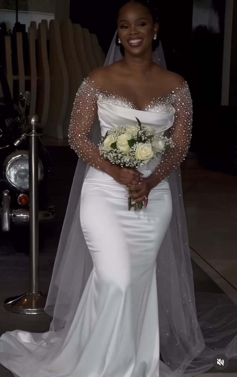 C2023-SLS751 - robe de mariée à manches longues et épaules dénudées avec perles de cristal swarovski transparent