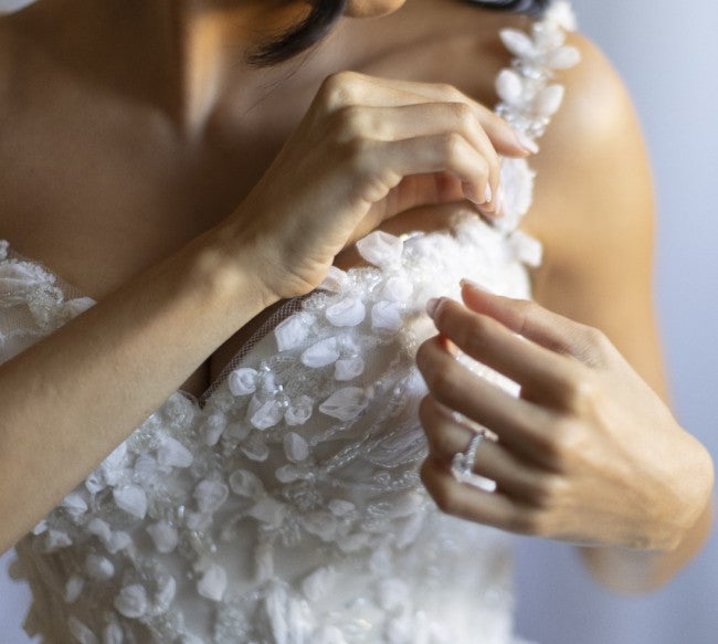 C2023-BG660 - Robe de mariée style robe de bal ornée en 3D avec bretelles