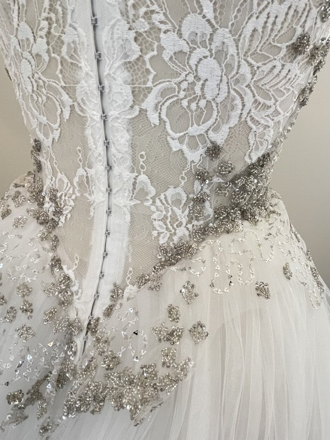 C2023-SBG7 - Robe de mariée en organza sans bretelles en dentelle perlée incrustée
