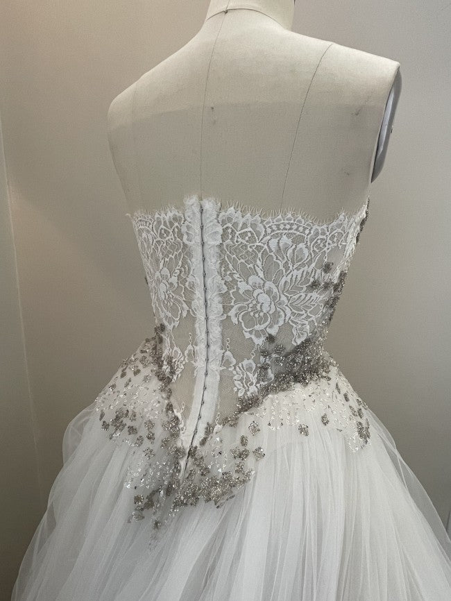 C2023-SBG7 - Robe de mariée en organza sans bretelles en dentelle perlée incrustée