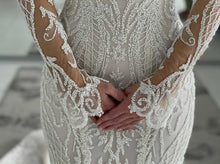 C2023-LSB770S - Vestido de novia de diseñador con pedrería, manga larga transparente y cola catedral