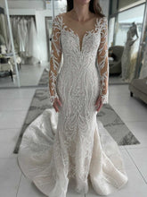 C2023-LSB770S - Vestido de novia de diseñador con pedrería, manga larga transparente y cola catedral