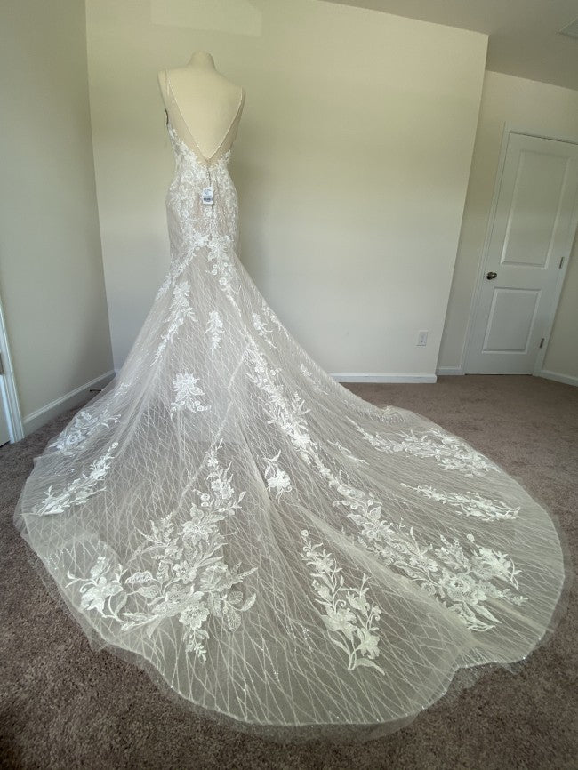 C2023-LV82f - Vestido de novia de encaje ajustado, sin mangas, con cuello de pico y cola catedral
