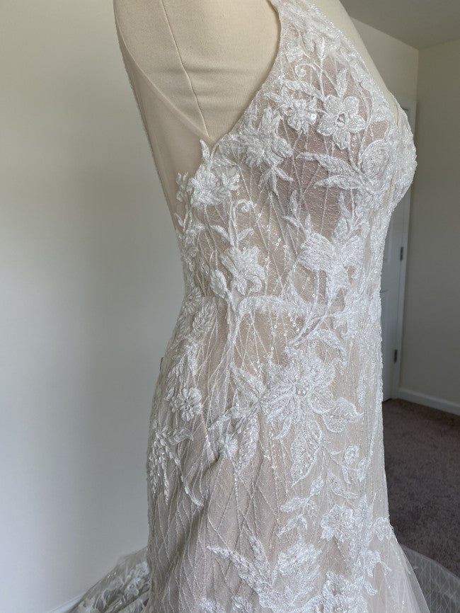 C2023-LV82f - Vestido de novia de encaje ajustado, sin mangas, con cuello de pico y cola catedral