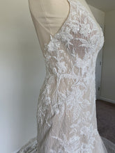 C2023-LV82f - Vestido de novia de encaje ajustado, sin mangas, con cuello de pico y cola catedral