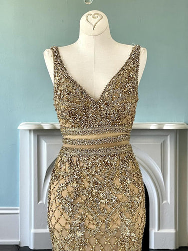 C44307 - Vestido de fiesta sin mangas con pedrería dorada, escote en pico y cintura imperio