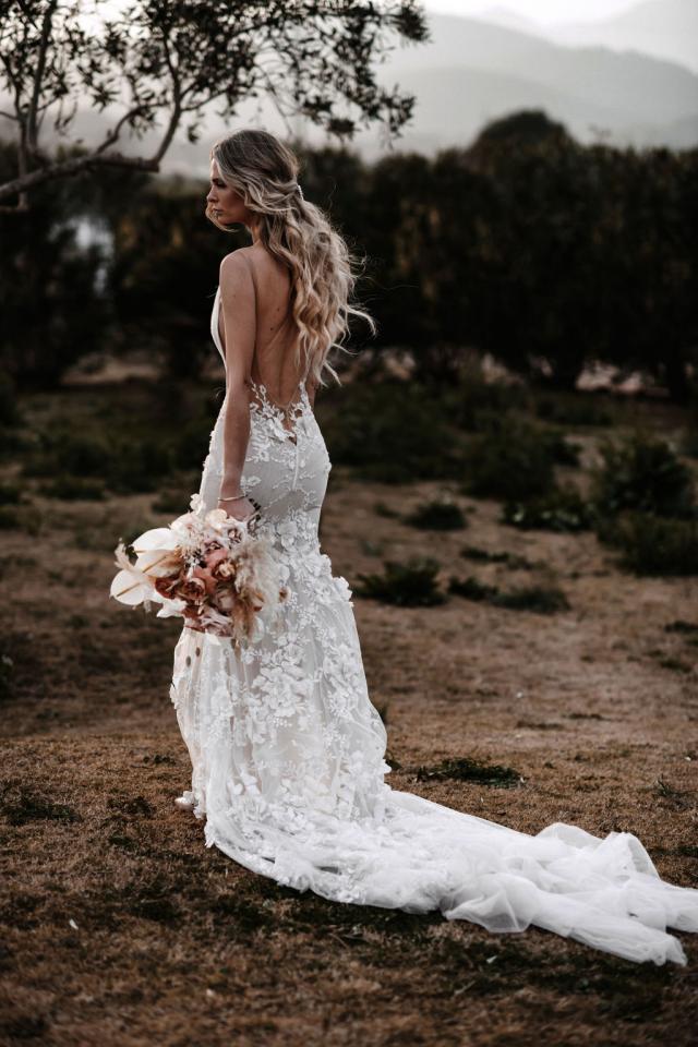 Robe de mariée sexy sans manches, col en v, motif de fleurs 3D, avec traîne cathédrale, C2023-VF40