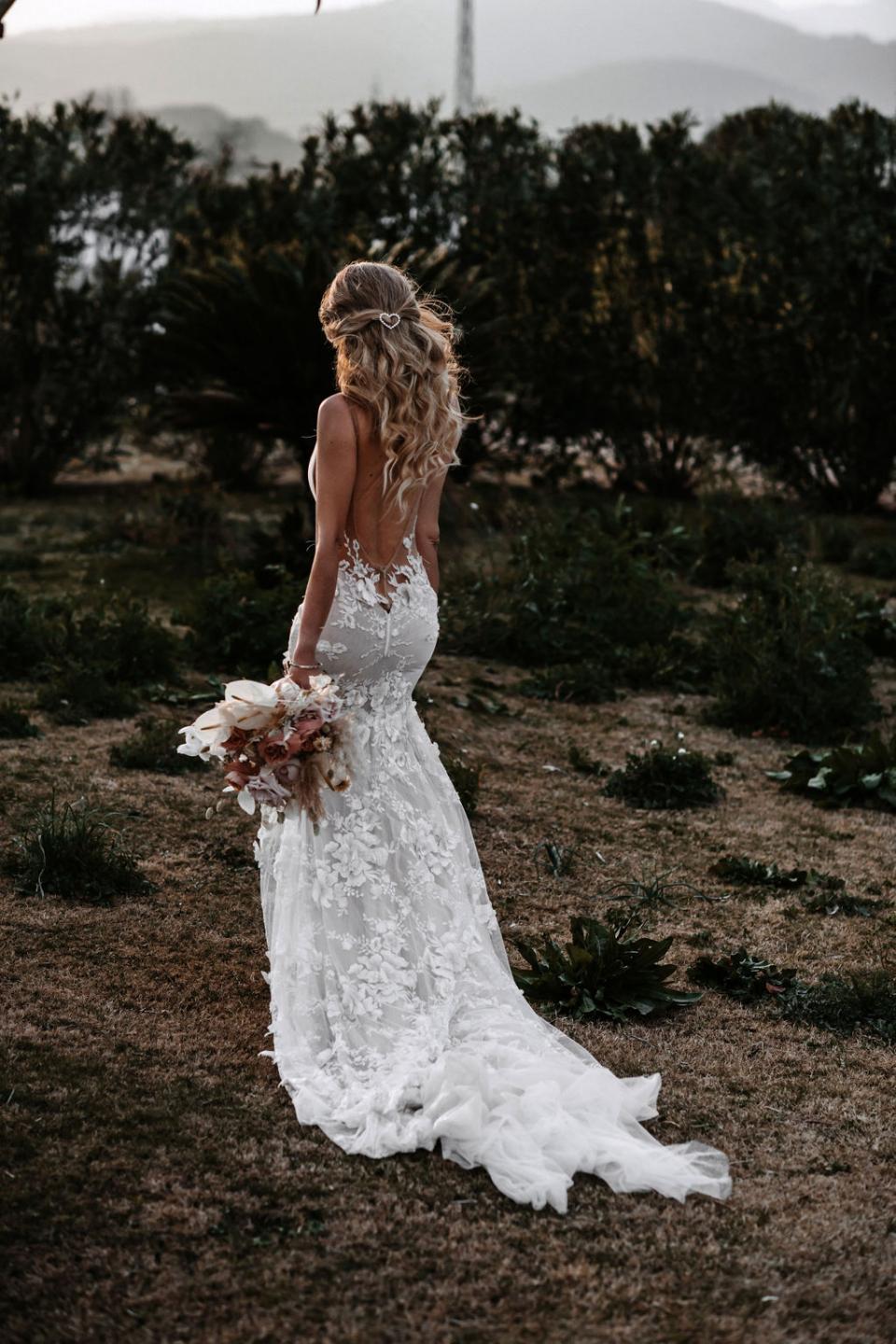 Robe de mariée sexy sans manches, col en v, motif de fleurs 3D, avec traîne cathédrale, C2023-VF40