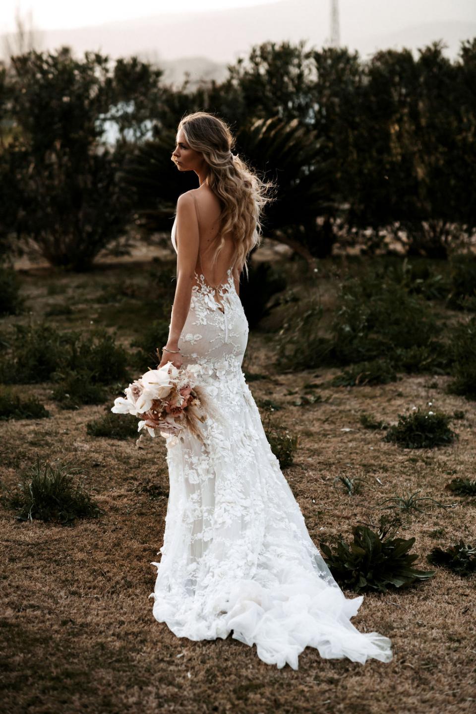 Robe de mariée sexy sans manches, col en v, motif de fleurs 3D, avec traîne cathédrale, C2023-VF40