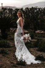 C2023-VF40 vestido de novia sexy sin mangas con cuello en V y motivo floral en 3D con cola catedral
