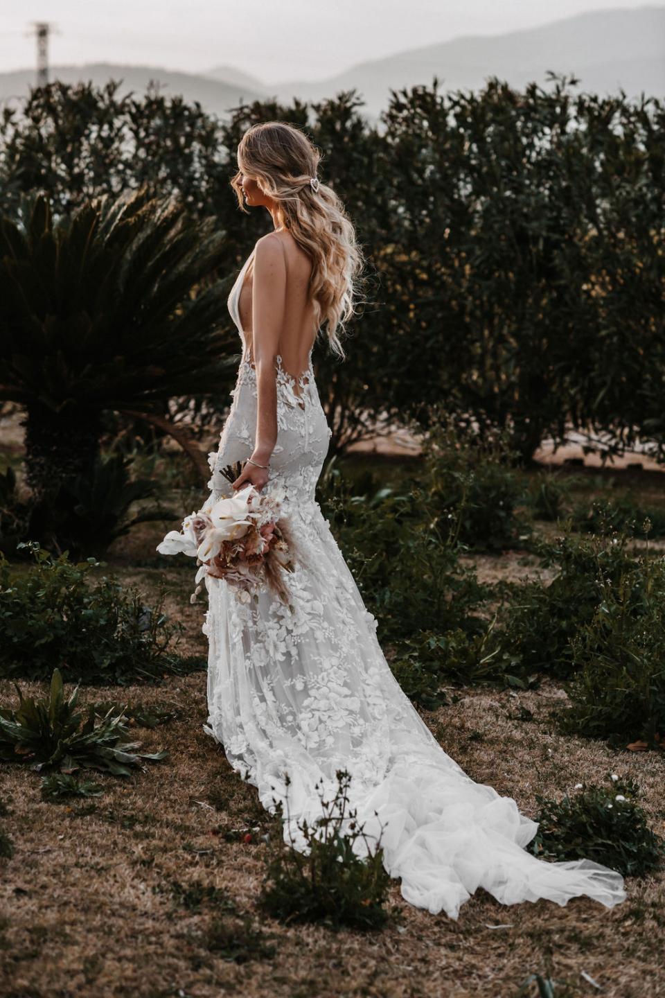 Robe de mariée sexy sans manches, col en v, motif de fleurs 3D, avec traîne cathédrale, C2023-VF40