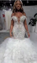 C2022-FF787 - Vestido de novia de vuelo, con hombros descubiertos, pedrería de cristal de Swarovski y falda sirena de tul con volantes