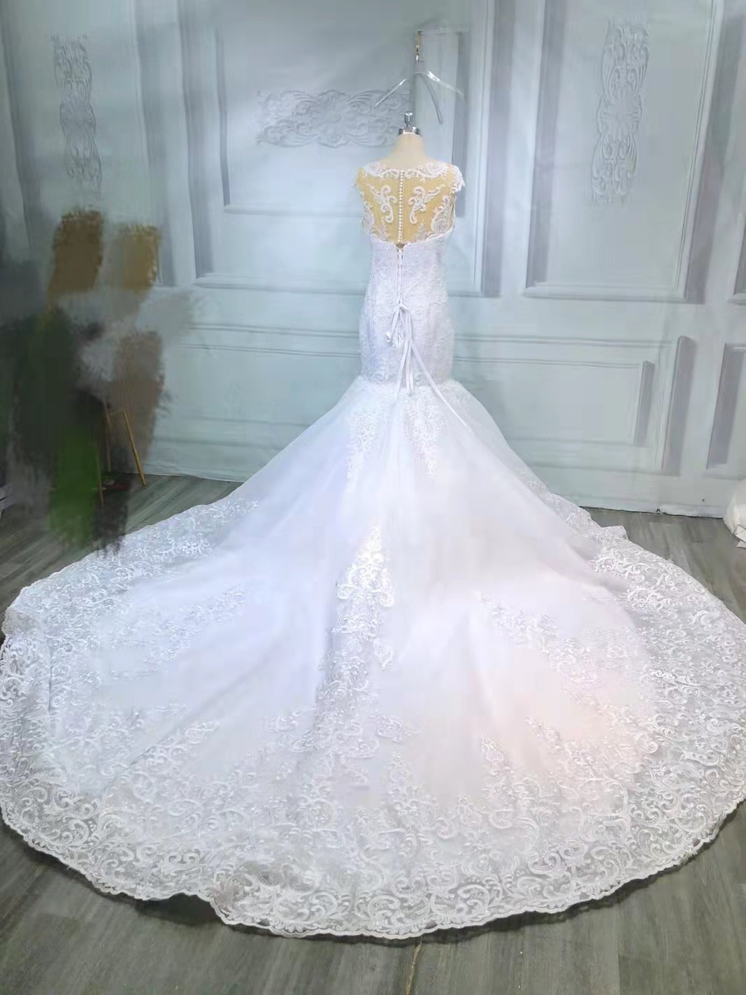 Estilo ED001: vestido de novia ajustado a vuelo bordado con manga japonesa corta