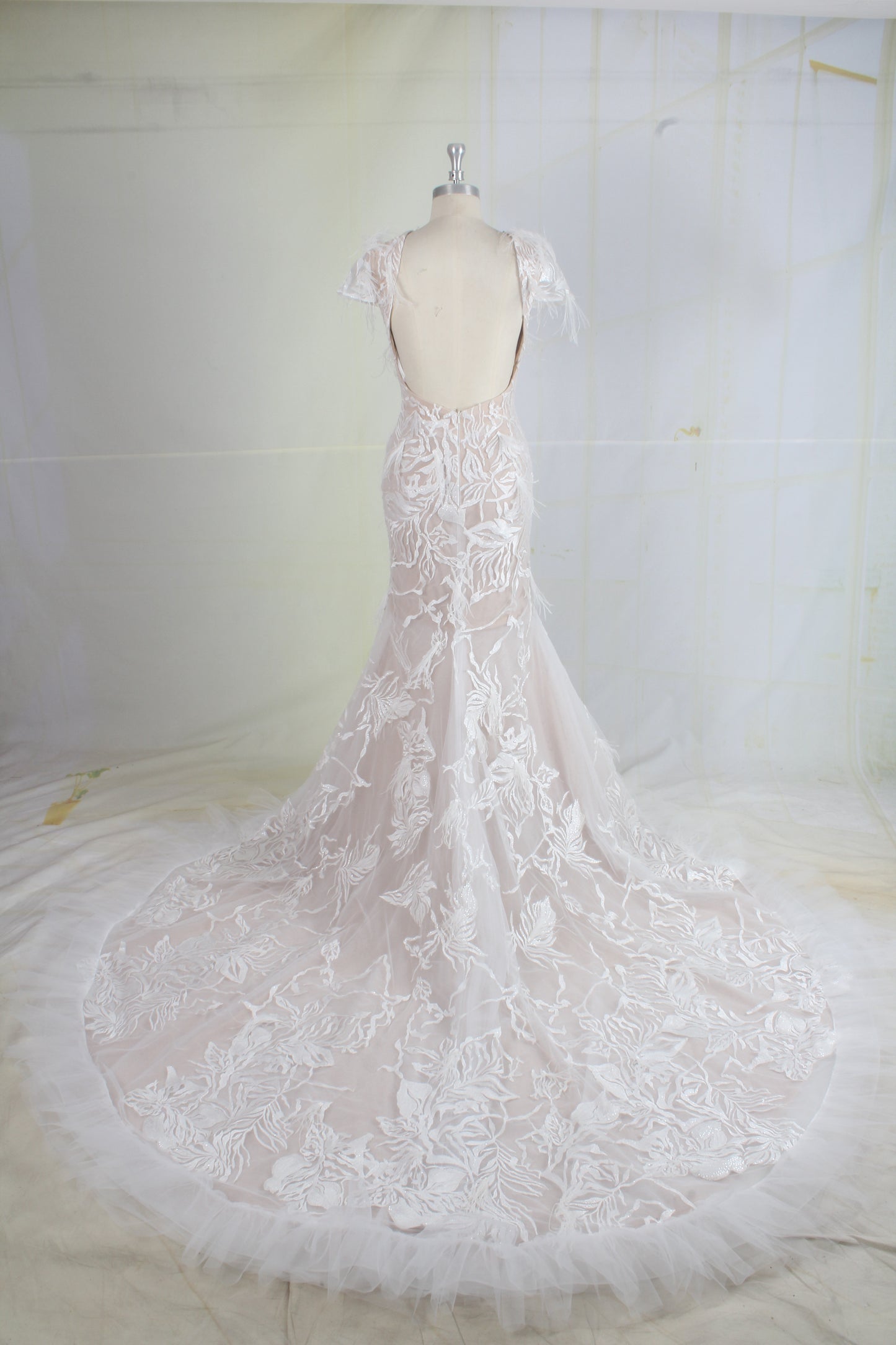 C2023-Ericka Laprell – robe de mariée à manches courtes et col en V inspirée de Berta Bridal 18-102