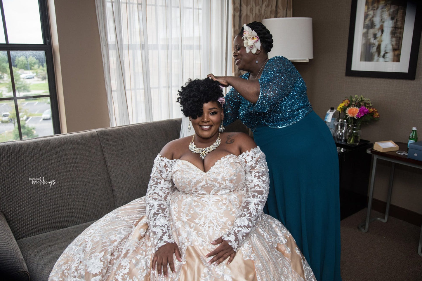 C2023-OSL668 - Robe de mariée en dentelle grande taille à manches longues et épaules dénudées