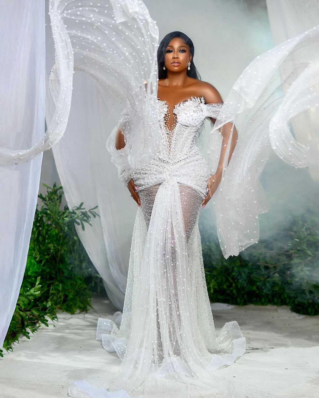 C2023-OS35P - robe de mariée perlée grande taille ajustée à épaules dénudées