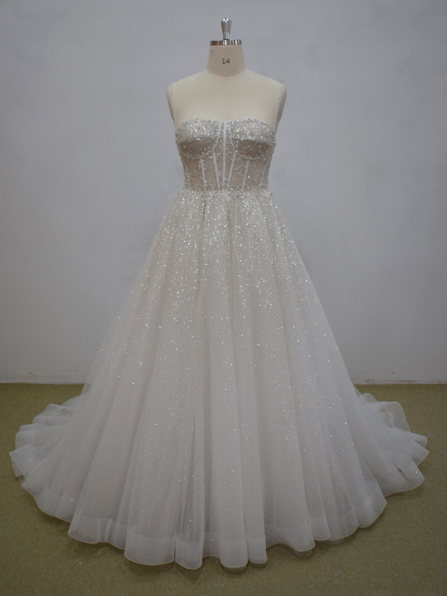 Estilo MA21044 - Vestido de novia evasé, sin tirantes, con cintura imperio y pedrería