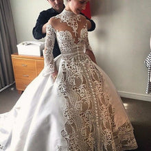 C2023-IRJC - Obtenga una versión inspirada de este diseño de vestido de novia con cuello de manga larga de J'aton Couture