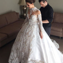 C2023-IRJC - Obtenga una versión inspirada de este diseño de vestido de novia con cuello de manga larga de J'aton Couture