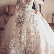 C2023-IRJC - Obtenga una versión inspirada de este diseño de vestido de novia con cuello de manga larga de J'aton Couture