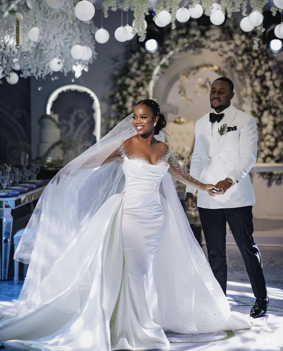 C2023-SLS751 - robe de mariée à manches longues et épaules dénudées avec perles de cristal swarovski transparent