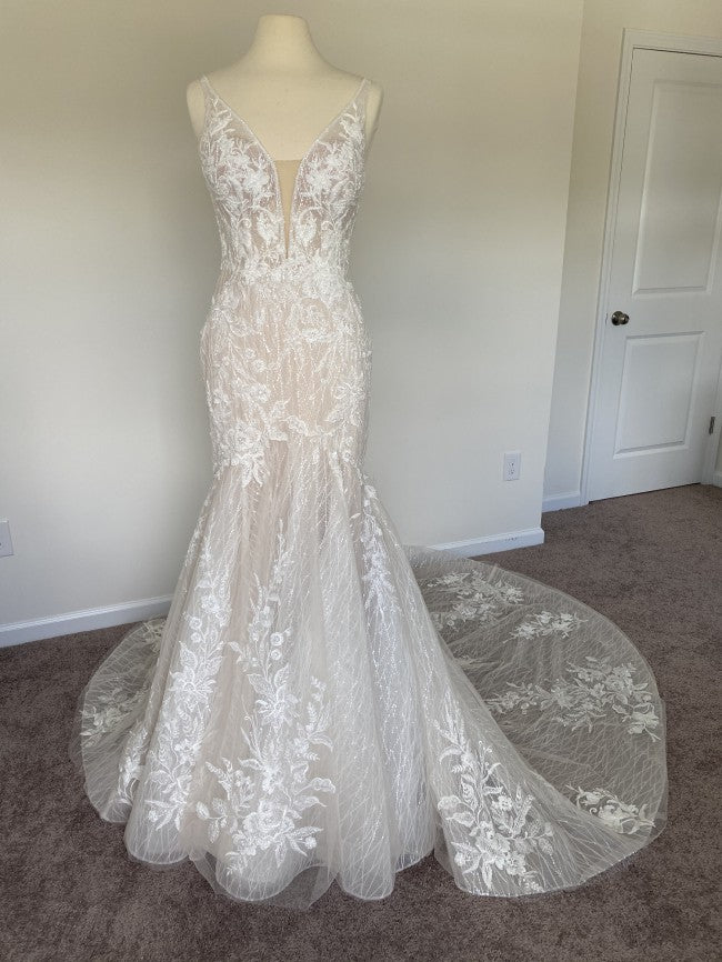 C2023-LV82f - Vestido de novia de encaje ajustado, sin mangas, con cuello de pico y cola catedral
