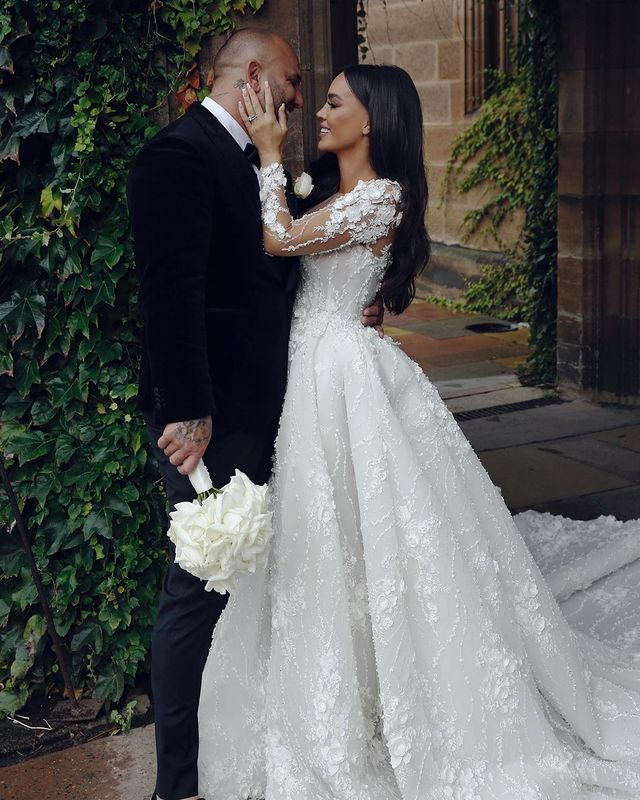 C2024-LSV11 - Vestido de novia transparente de manga larga con escote ilusión y abertura en la pierna