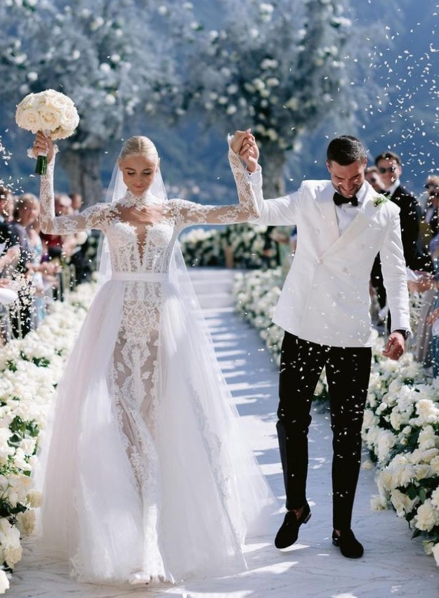 C2024-LS119 - Robe de mariée en dentelle à manches longues avec décolleté illusion et traîne amovible
