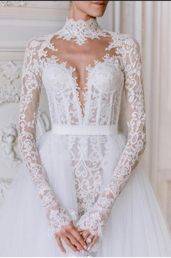 C2024-LS119 - Robe de mariée en dentelle à manches longues avec décolleté illusion et traîne amovible