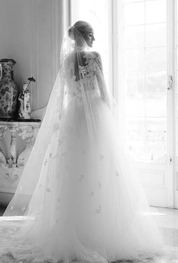 C2024-LS119 - Robe de mariée en dentelle à manches longues avec décolleté illusion et traîne amovible