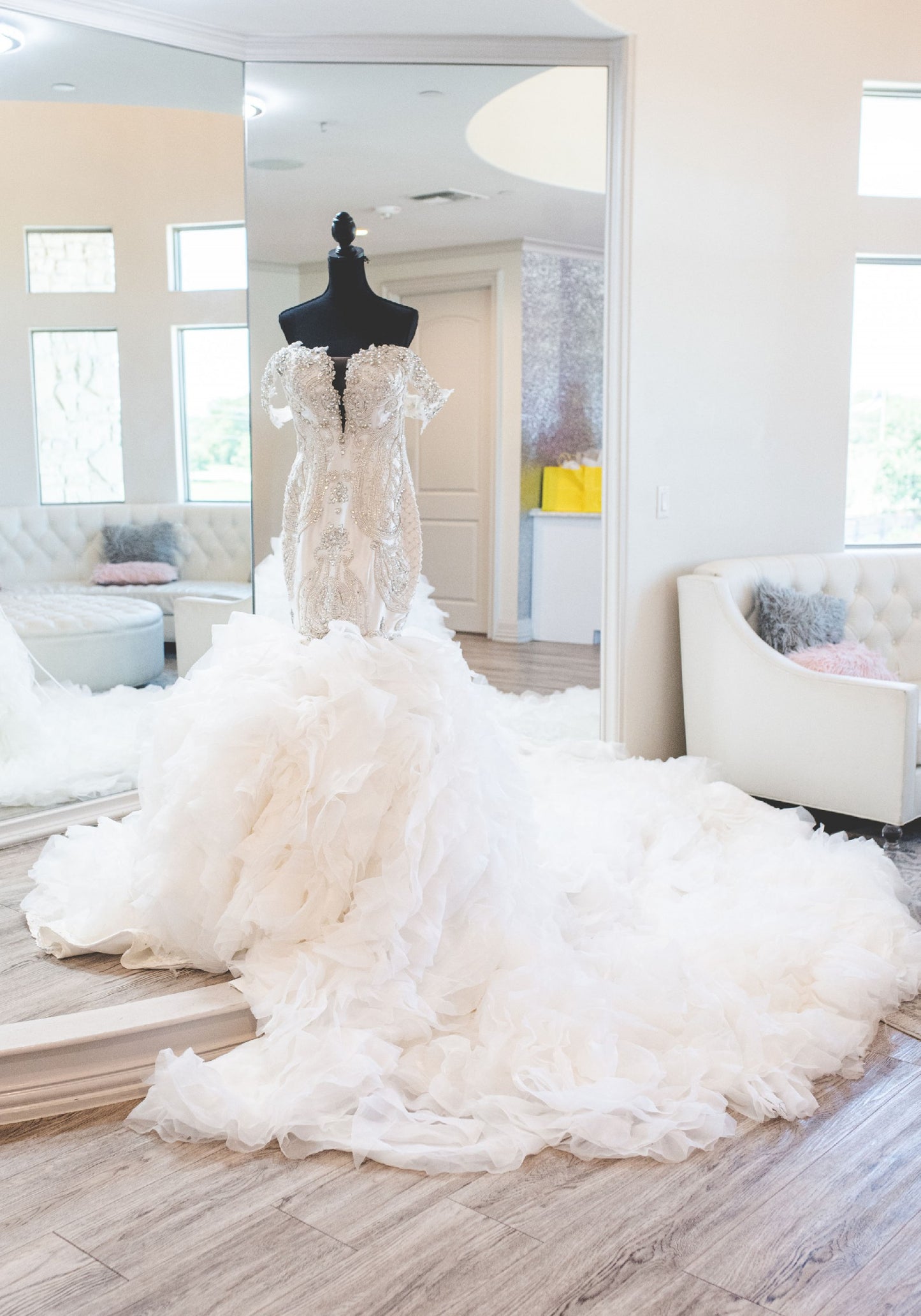 C2022-OW979 Robe de mariée en dentelle ajustée à épaules dénudées