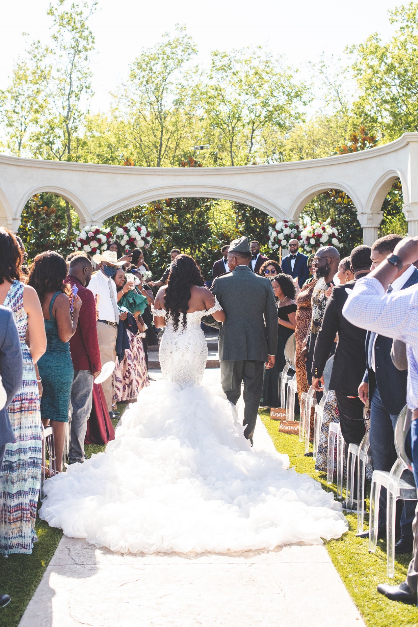 C2022-OW979 Robe de mariée en dentelle ajustée à épaules dénudées