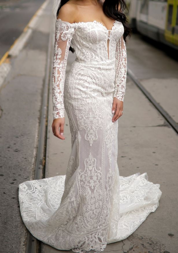 C2022-OTS272 - Robe de mariée ajustée à manches longues et épaules dénudées