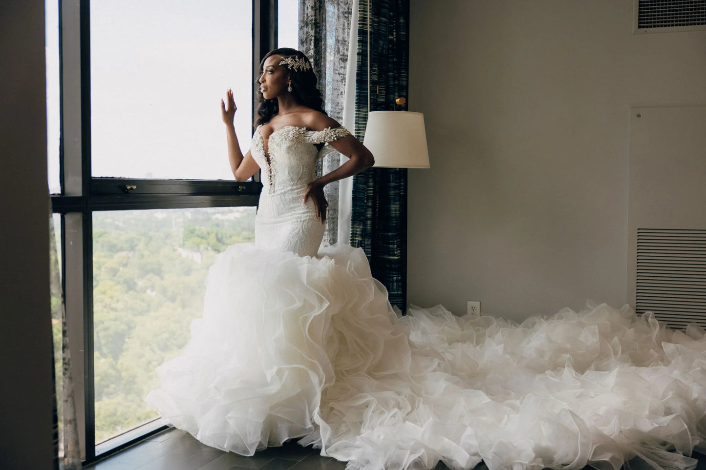 C2023-OSF87 - robe de mariée sans bretelles, ajustée à évasée, à lacets dans le dos, avec traîne inférieure à volants
