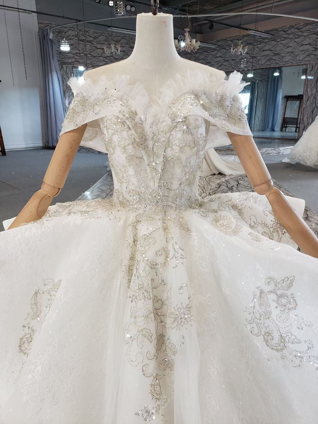 Style 8099 - Robe de mariée robe de bal à épaules dénudées À VENDRE