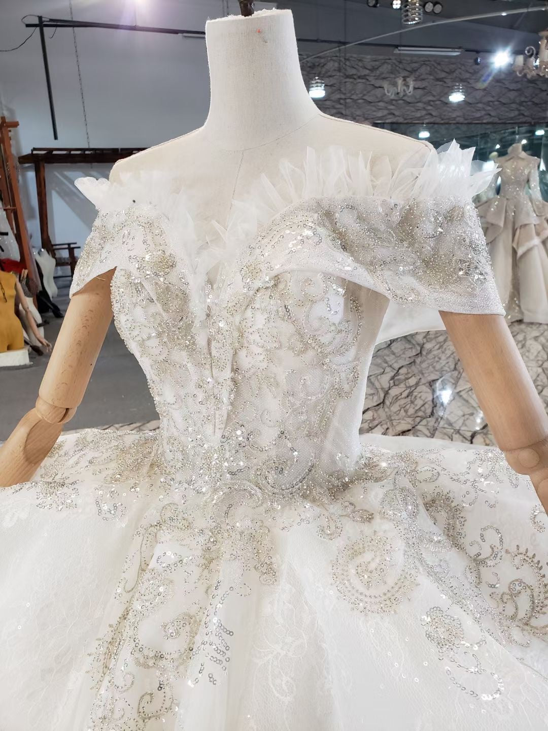 Style 8099 - Robe de mariée robe de bal à épaules dénudées À VENDRE