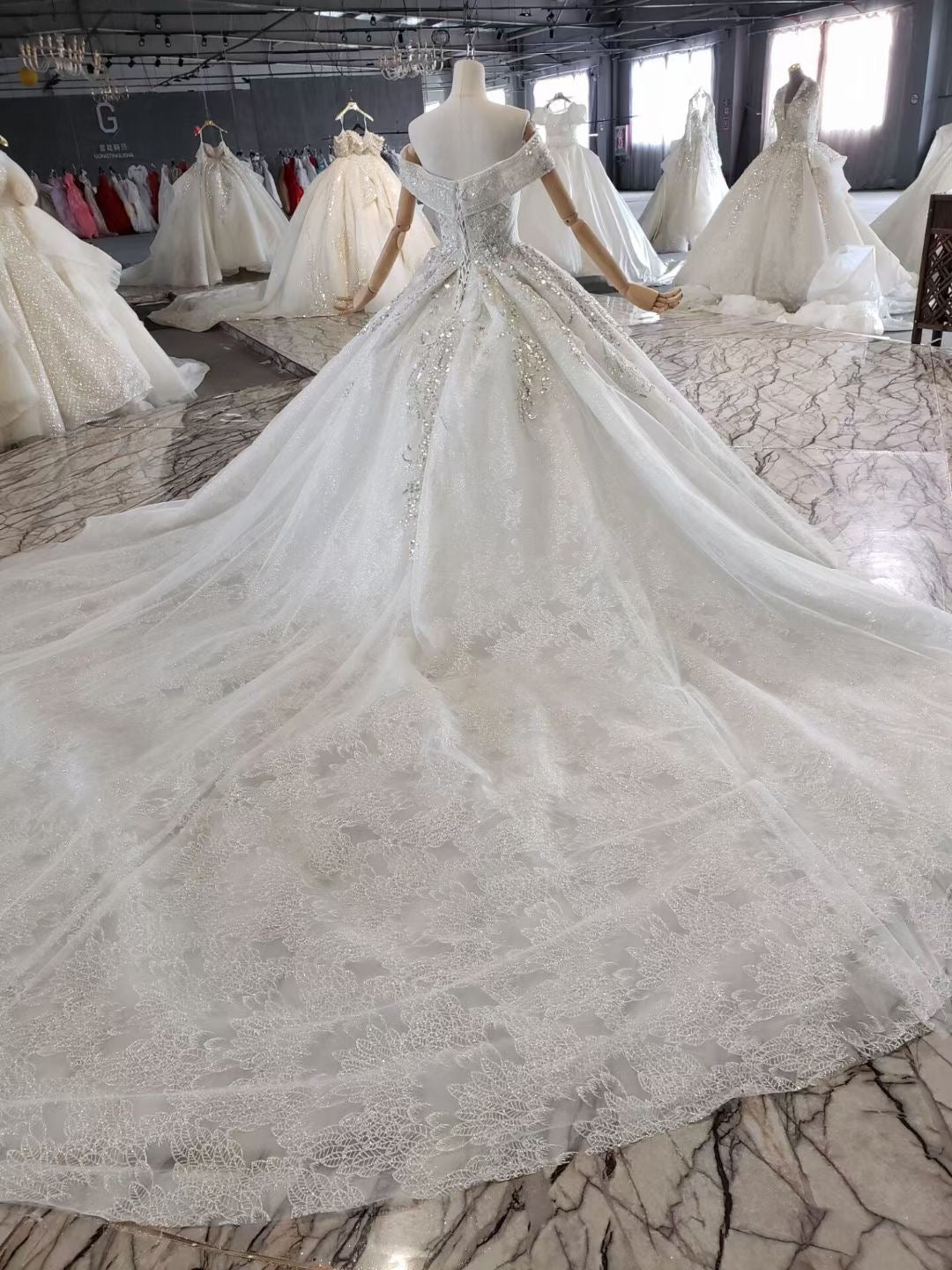 Style 80914 - Robe de mariée à épaules dénudées et perles