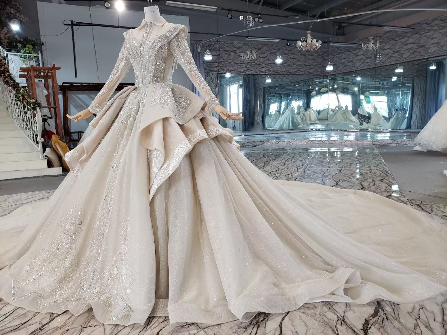 Style 80921 - Robe de mariée à manches longues avec col