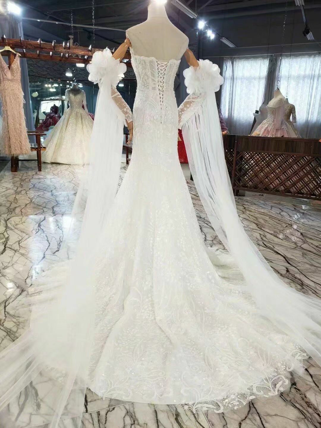 Style 0809-4 Robe de mariée dos nu avec manches