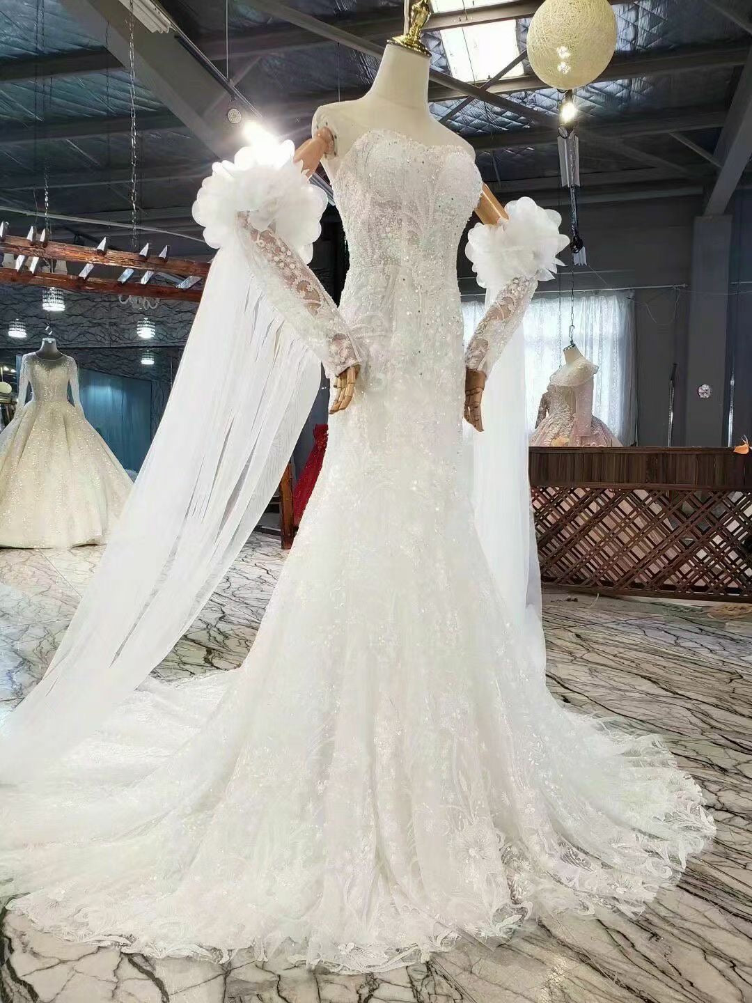 Style 0809-4 Robe de mariée dos nu avec manches