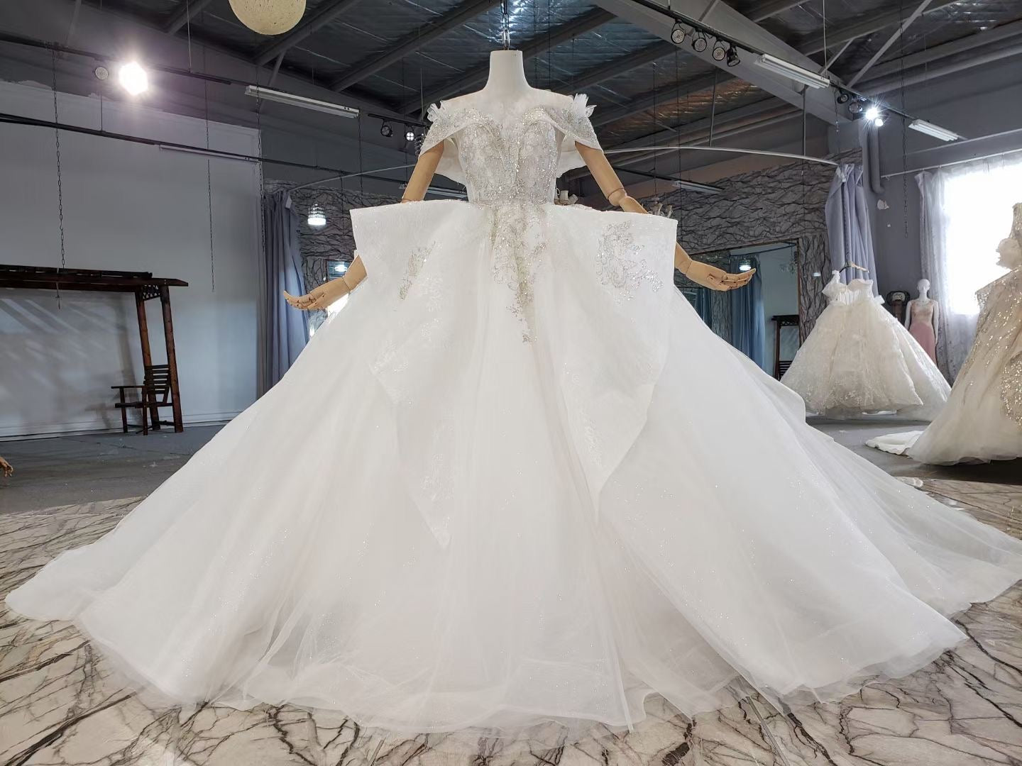 Style 8099 - Robe de mariée robe de bal à épaules dénudées À VENDRE