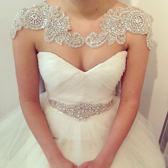 C2022BG09 - Robe de mariée élégante avec ceinture et collier bling