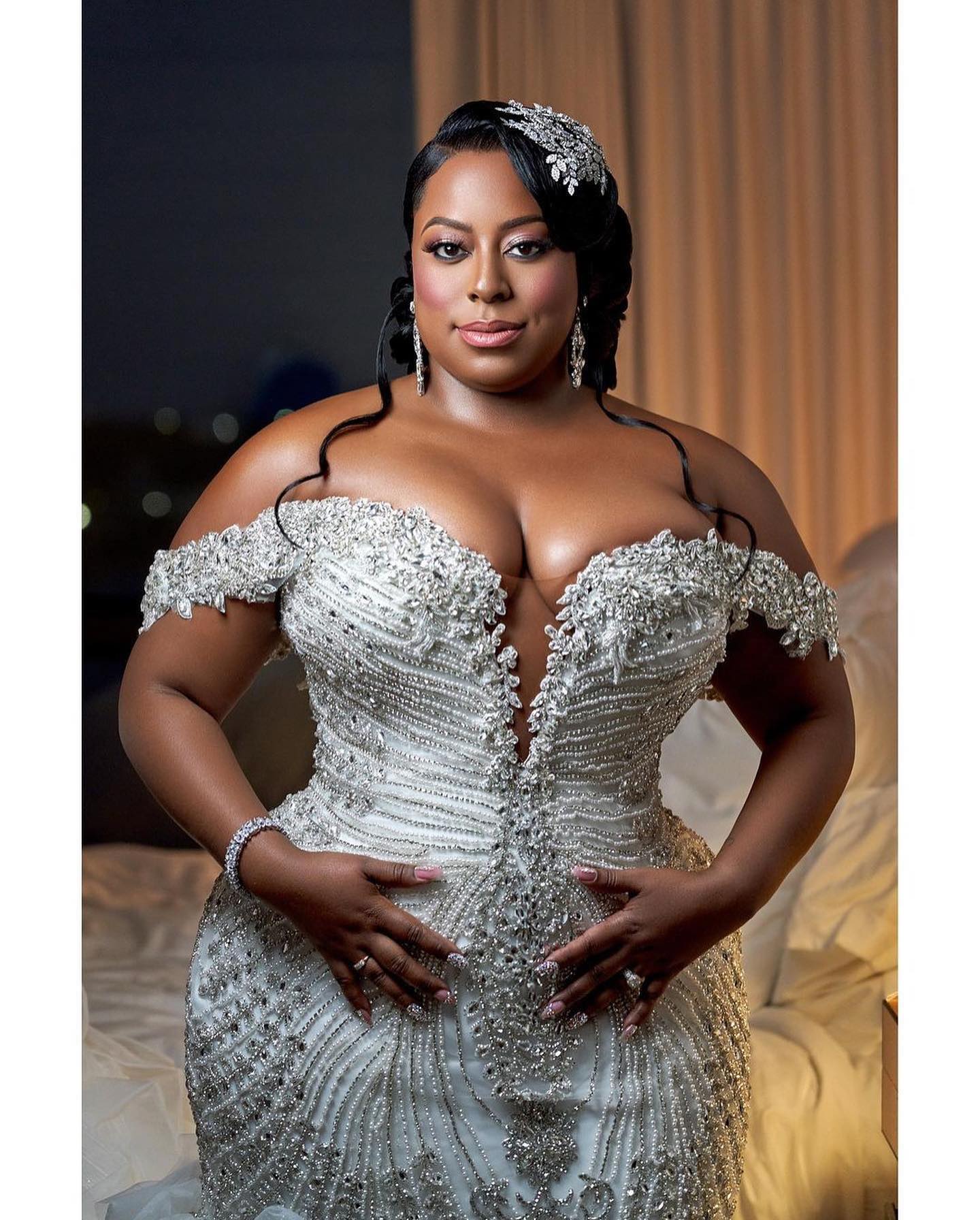 C2023-OS61P - robe de mariée grande taille à épaules dénudées et perles avec strass
