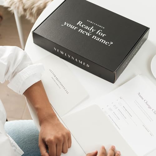Tarjeta de regalo NewlyNamed Box - Kit de cambio de nombre personalizado después del matrimonio