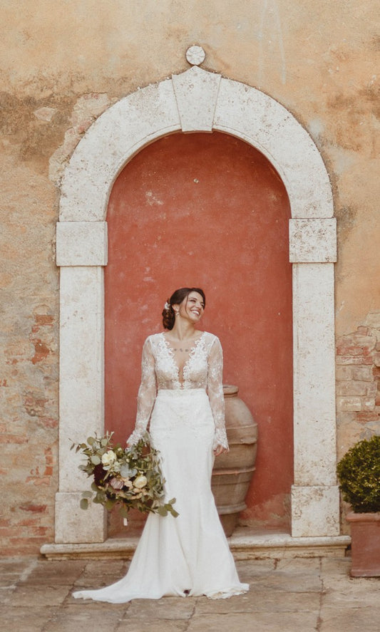 C2022-LS033 - Robe de mariée en dentelle transparente à manches longues et ligne de col en V