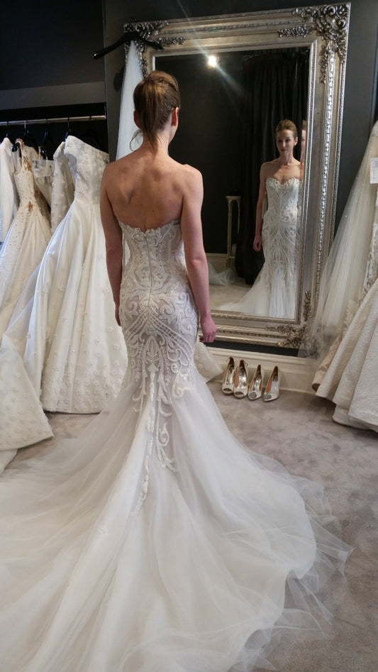 C2022-SS95 - Robe de mariée bustier brodée en cœur avec traîne